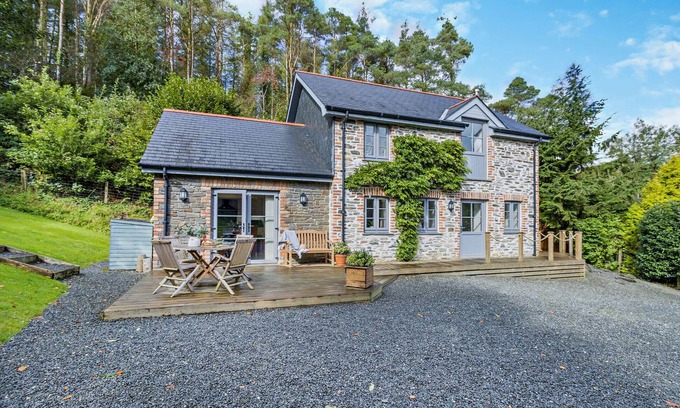 Ysbyty Ystwyth House | Wisteria Cottage - Bwthyn yr Ardd