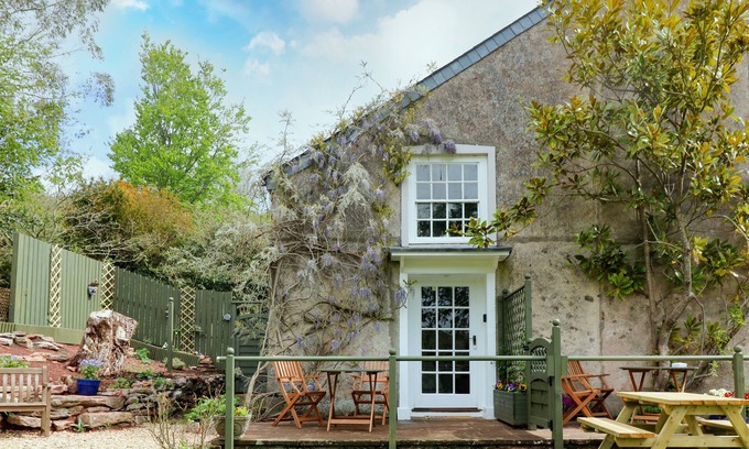 Paignton Cottage | WISTERIA COTTAGE, pet friendly, character holiday cottage in Marldon