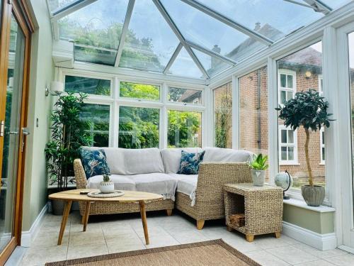 Langdon House | Wisteria Lodge, beautiful home in a great location