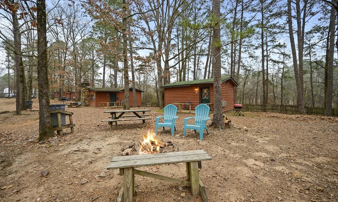 Broken Bow Cabin | Wisteria Way 1 Bedroom cabin Sleeps 4, Stocked Pond, Near the lake!