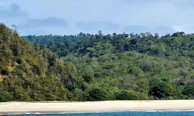 Puerto Lopez House | with 360 degree view of national park beach and forest
