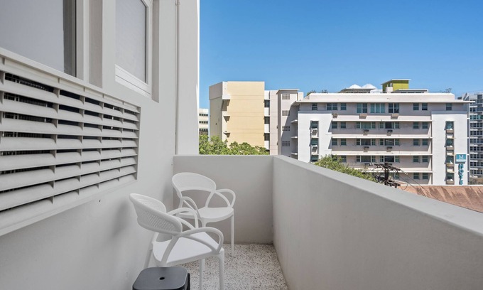 Miramar Apartment | With Balcony | King Bed | Free Parking | AC