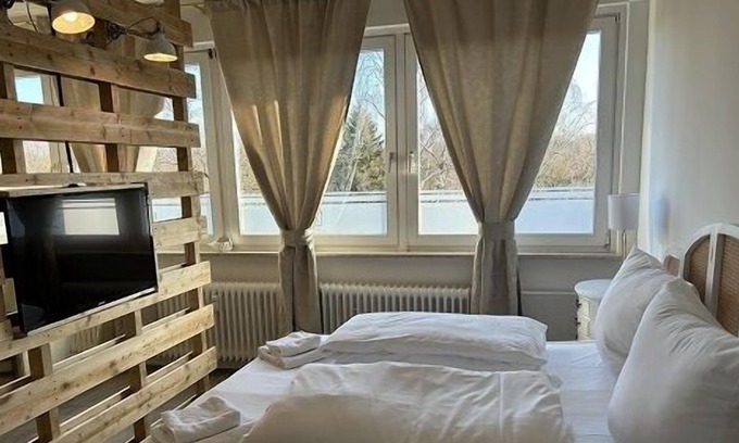 Bramfeld Apartment | With its special style in Shabby Chic, this lovingly furnished apartment will take you back in time. The apartment is equipped with a double bed, kitchenette, a comfortable couch and cupboards, as well as a beautiful bathroom with shower. A pretty...