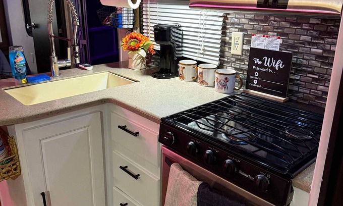 Paluxy House | With the Hollidays around the corner I have this cozy RV that sleeps 6 people.
