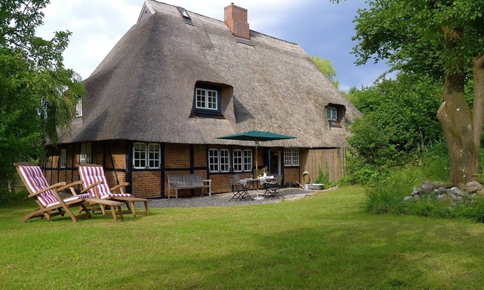 Behrensdorf House | With wood-burning stove, free firewood, WLAN, sauna, garden, a few minutes from the beach.