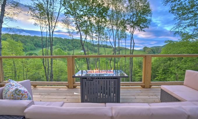 Heavens Holler Ski Chalet | WNC Fall Retreat Views, Hot Tub + Game Room