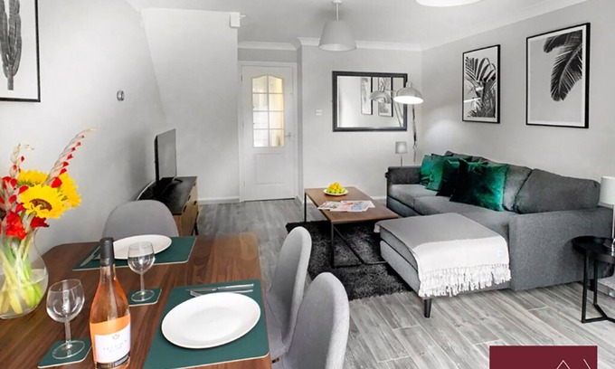 Knaphill Apartment | Woking, 2 Bedroom House, Parking & Garden