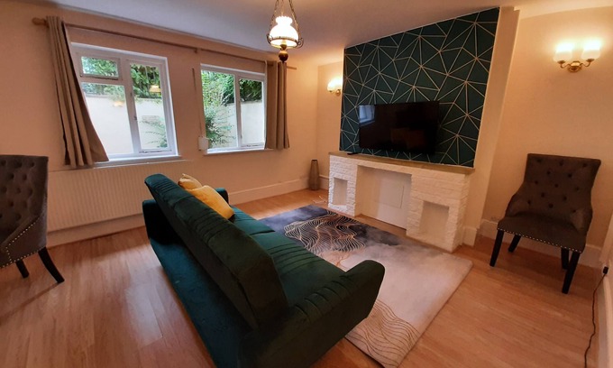 Wokingham House | Wokingham Centre: 5 min walk from Station & high street. Free Parking + Garden.