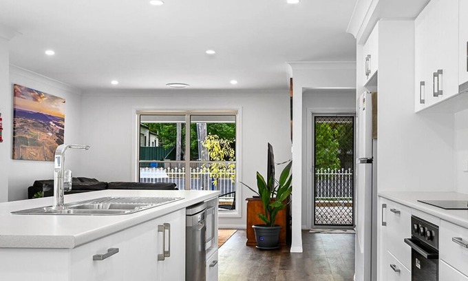 Orange East Villa | Wolaroi Villa 1, with Netflix and Disney Plus - In a Quiet Street