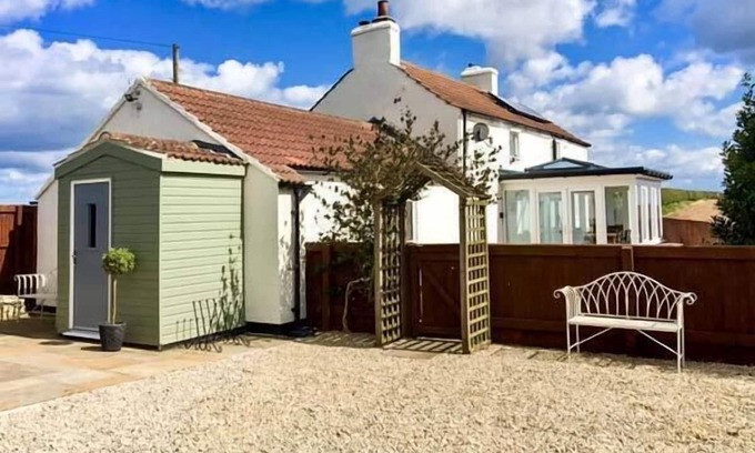 Muston Cottage | WOLD COTTAGE, pet friendly, luxury holiday cottage in Hunmanby