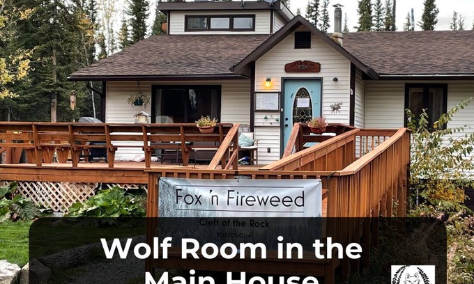 Tok Cabin | Wolf's Den in the Main House of Fox 'n Fireweed (private bath)