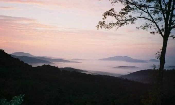 Unaka House | Wolf's Peak Lodge On 7.5 Acres With Views Of 3 States