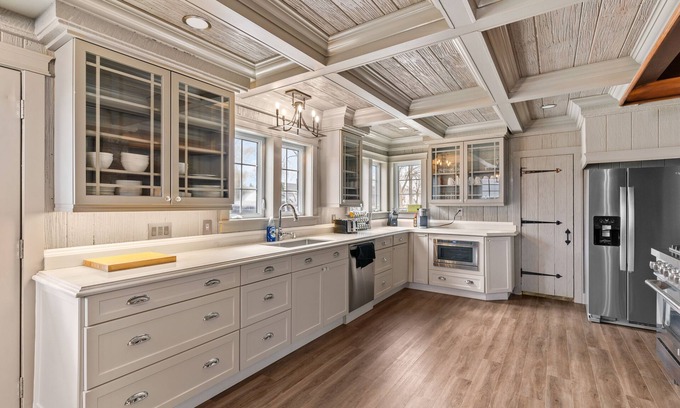 Amherstburg Cottage | Wolfe Island Lodge With 360 Views of the Detroit River