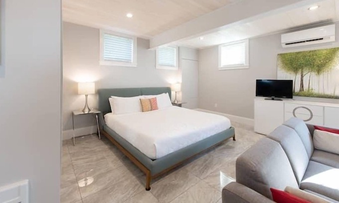 Wolfville House | Wolfville Raven Hill Vineyard Modern Suite