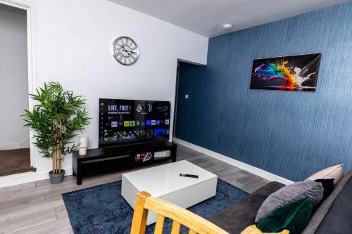 Wolverhampton Apartment | Wolverhampton 4-Bed Contractor & Family House