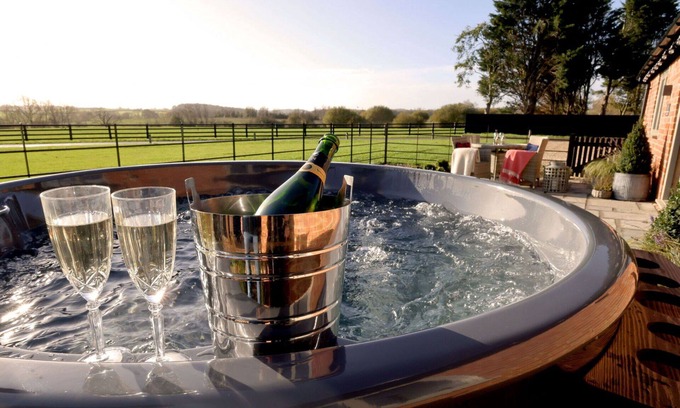 Walton House | Wonderful villa for 2 people with hot tub, pool, WIFI, TV, terrace, pets allowed and parking