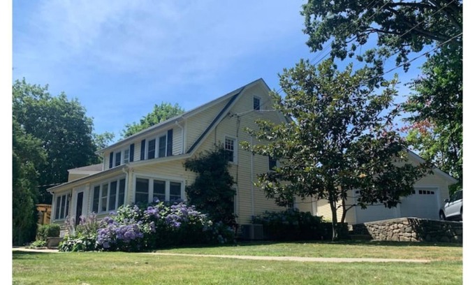 Cos Cob House | Wonderful 3 bd 2 ba with enclosed garden