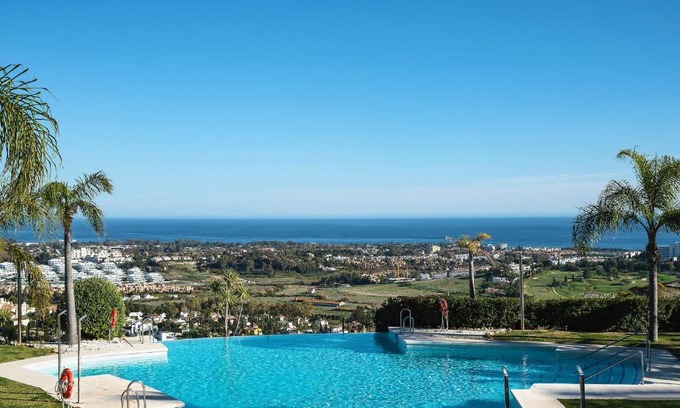 New Golden Mile Apartment | Wonderful 3-bedroom apartment with garden and amazing views Hacienda Senorio Cifuentes Marbella