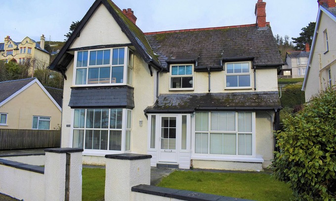 Aberdovey House | Wonderful 7 bedroom House in Aberdovey,sleeps up to 16, Pet Friendly with garden