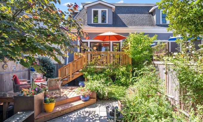 King House | Wonderful Alberta Townhome /w Patio and Garden Seating, Bright Open Layout, Close to Food and Drinks