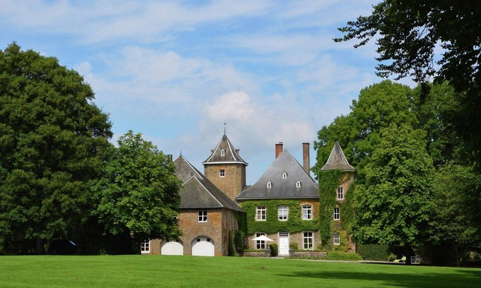 Longchamps-bertogne Other | Wonderful castle in Bastogne with pond