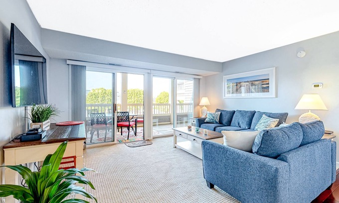Heron Harbour Isle Condo | Wonderful coastal escape with pools, deck & central AC - near shops & dining
