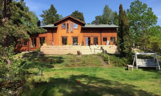 Kummelnas Villa | Wonderful familyfriendly wooden house at a lake in Stockholm countryside