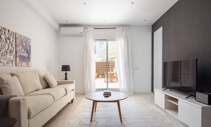 La Maternitat i Sant Ramon Apartment | Wonderful Les Corts XBR w/Elevator & Washer, by Blueground