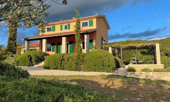 Ripenda Kras Cottage | Wonderful little "Villa Istra" with fantastic garden and heated pool