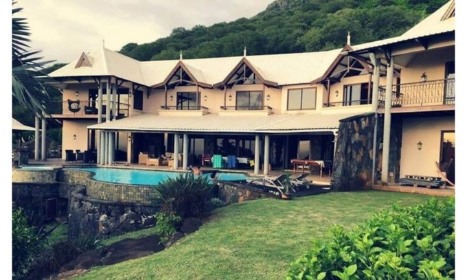 La Preneuse Ski Chalet | Wonderful Manor Villa 6-bedrooms with pool