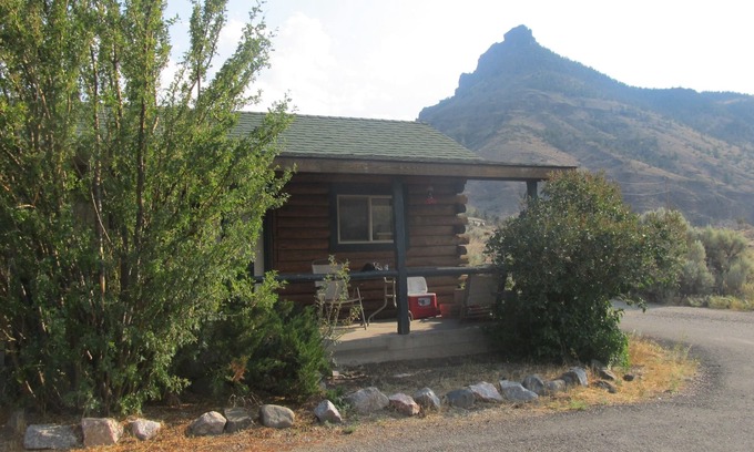 Wapiti Cabin | Wonderful Mountain Views