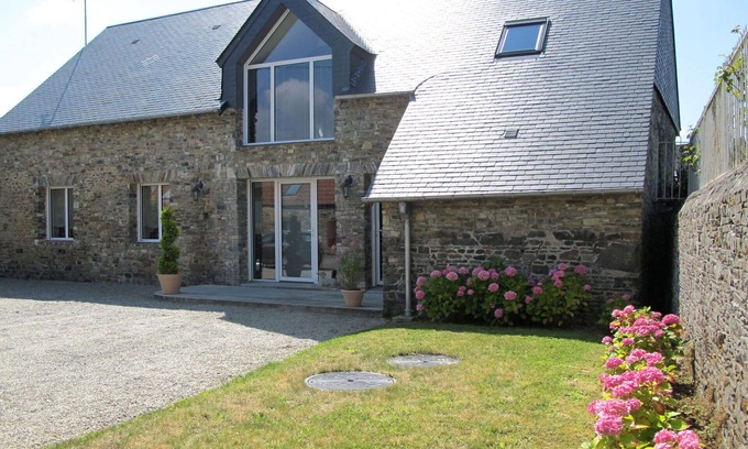Bretteville-sur-Ay House | Wonderful private villa for 6 guests with WIFI, TV, terrace, pets allowed and parking
