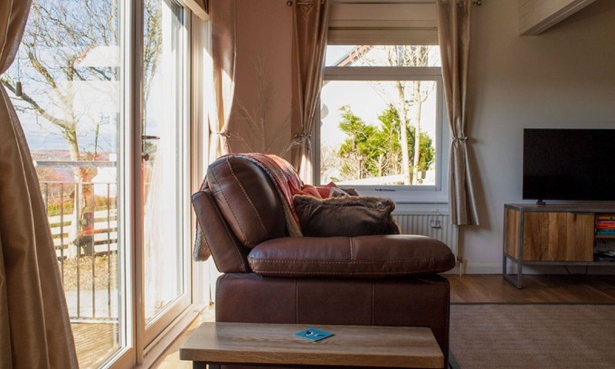 Eyre Villa | Wonderful private villa for 7 guests with WIFI, TV, patio, pets allowed, panoramic view and park.