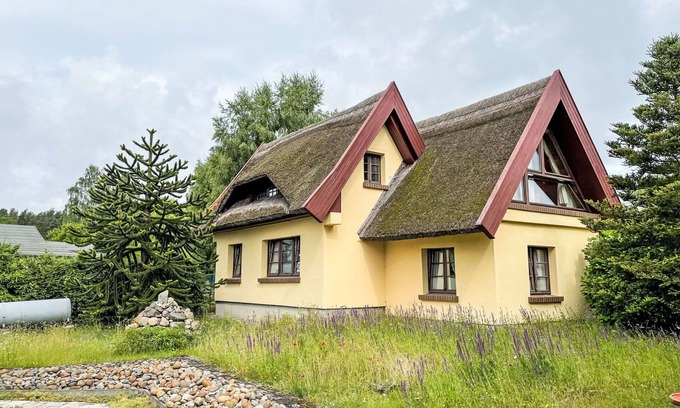 Gristow House | Wonderful private villa for 4 guests with WIFI, TV, terrace and parking