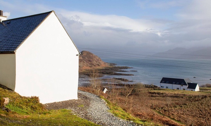 Breakish House | Wonderful private villa for 6 guests with WIFI, TV and parking