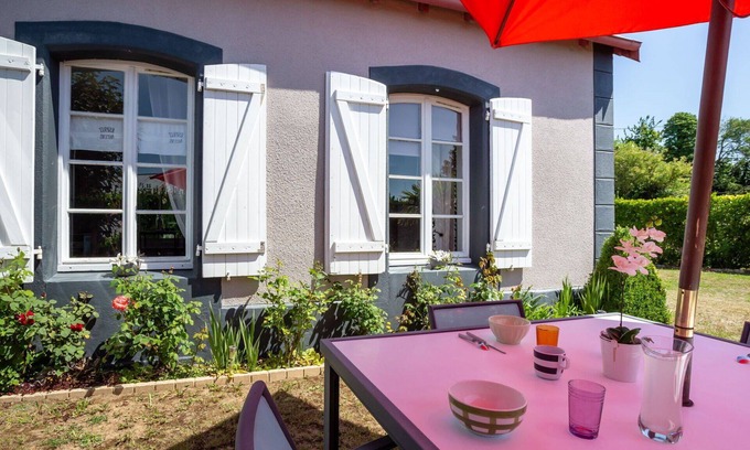 Champeaux House | Wonderful private villa for 4 guests with TV, terrace and parking