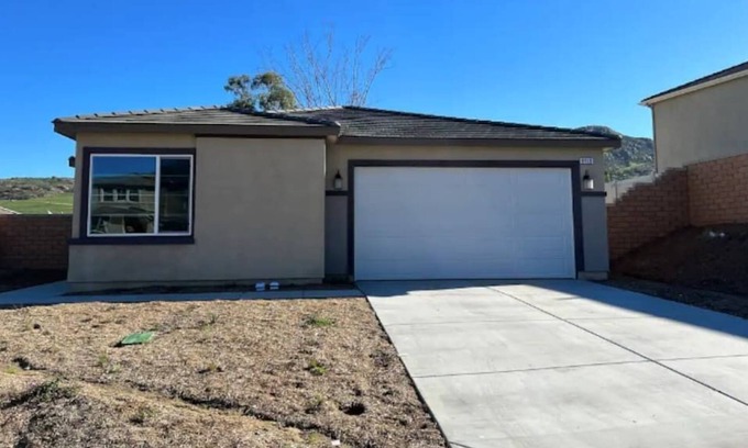 Riverside House | Wonderful Private View 4-Bdr Upgraded Home UCR NOS