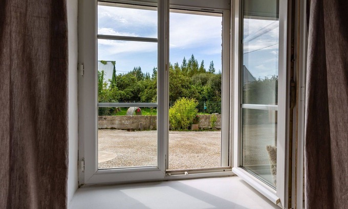 Surville House | Wonderful private villa for 4 guests with WIFI, TV, pets allowed and parking