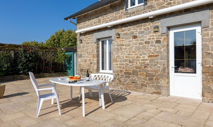 Cancale House | Wonderful private villa for 6 guests with WIFI, private pool, TV, terrace and parking