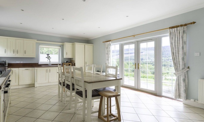Glen Urquhart Villa | Wonderful private villa for 15 people with TV, patio, panoramic view and parking