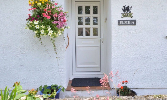 Brynsiencyn House | Wonderful private villa for 5 people with WIFI, TV, patio, pets allowed, panoramic view and park...