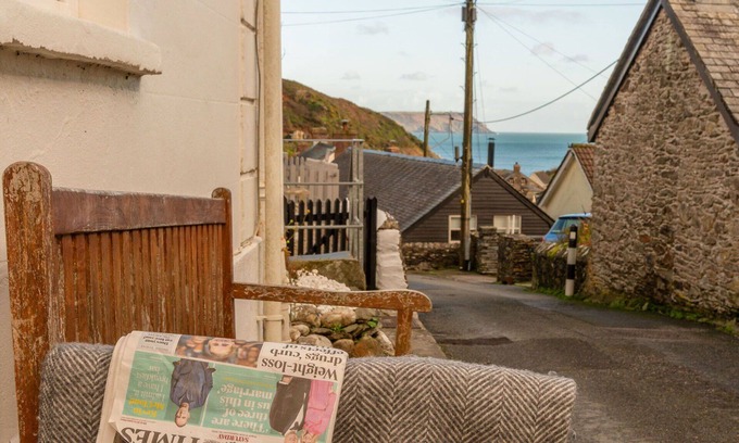 Portloe House | Wonderful private villa for 6 guests with WIFI, TV, patio, pets allowed and parking