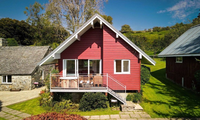 Fivelanes House | Wonderful private villa for 4 guests with WIFI, hot tub, TV, patio and parking