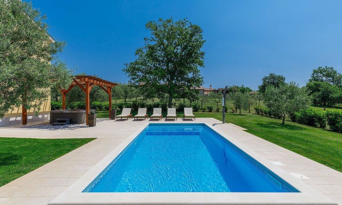 Vosteni Villa | Wonderful private villa for 8 people with WIFI, hot tub, private pool, A/C, TV, patio and parking
