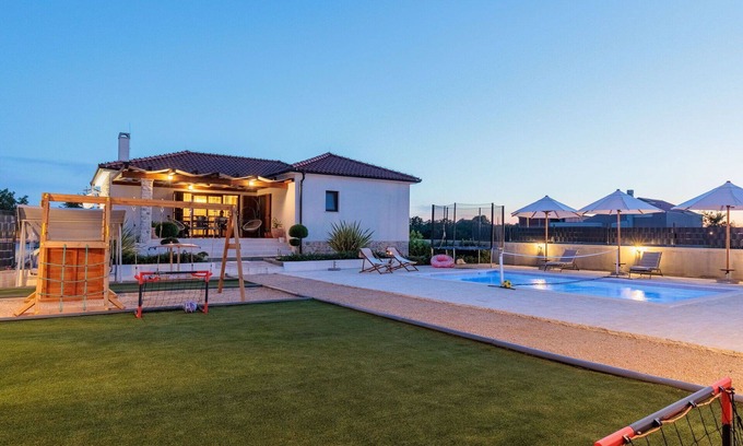 Lovinac House | Wonderful private villa for 6 guests with A/C, private pool, WIFI, TV, patio and parking