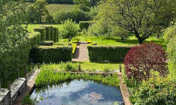 Ledbury Apartment | Wonderful rural idyll with glorious views and Yamaha baby grand piano