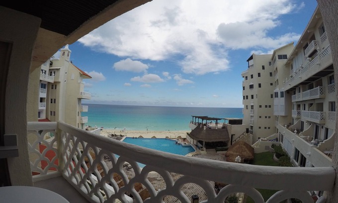 Zona Hotelera Apartment | Wonderful Seafront Studio with Balcony