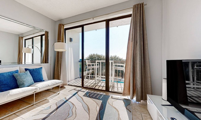 Fort Walton Beach Apartment | Wonderful sound-front studio with pool, central AC, balcony & elevator