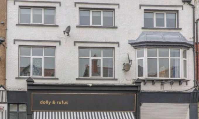 Rhos on Sea Apartment | Wonderful spacious apartment 1 minute from the beach