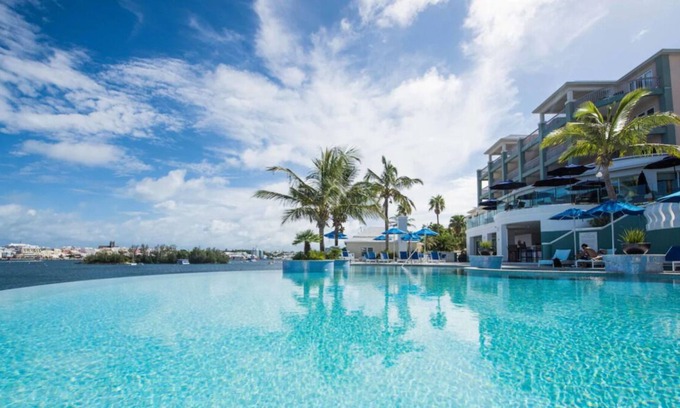 Paget House | Wonderful Stay! 4 Spacious Units, Outdoor Pool, FREE Parking, Near Mermaid Beach